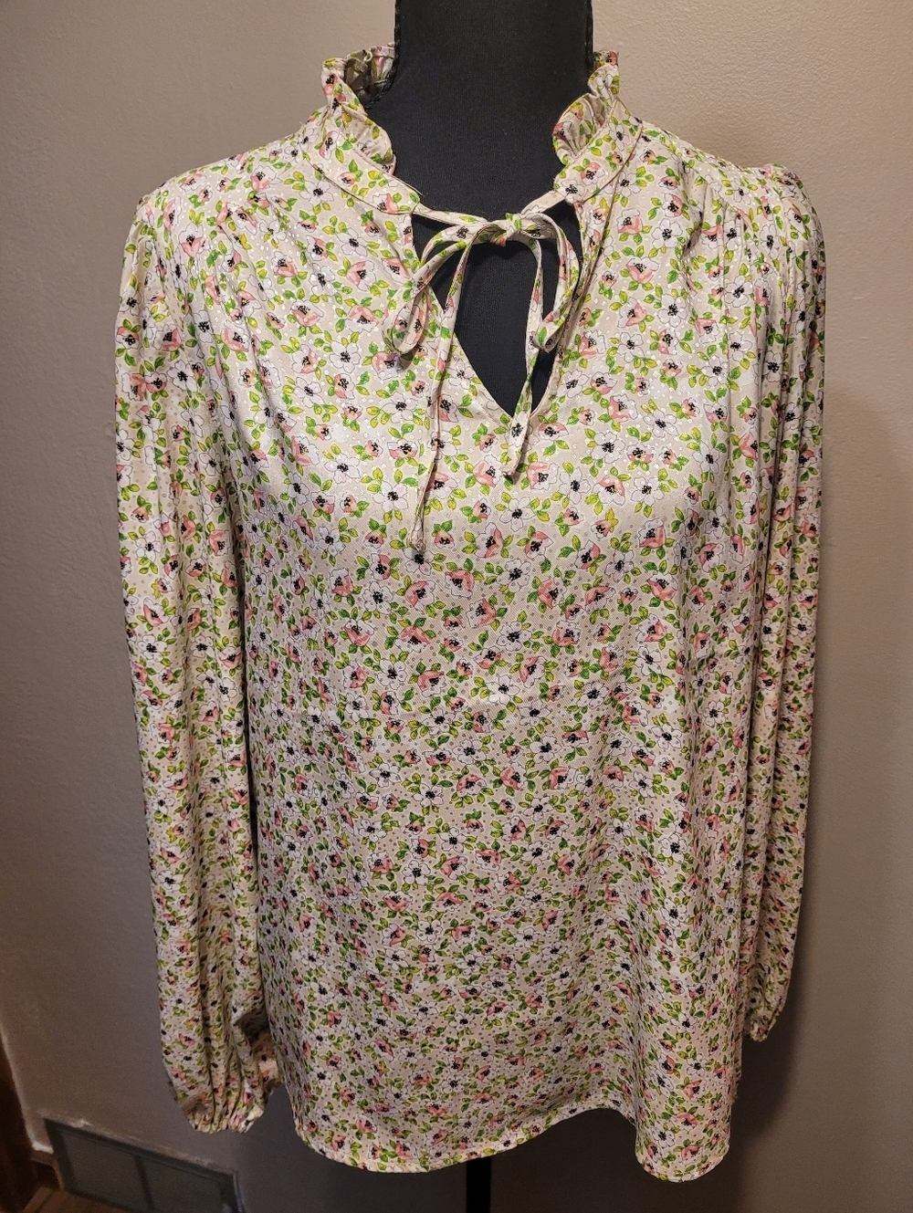 Cupcakes & Cashmere Bohemian Floral Blouse Ruffled Neckline Lightweight Medium